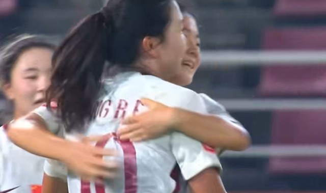 开云体育-超级巨大失误！泰国门将黄油手，肖亚飞远射破门，U20女足领先